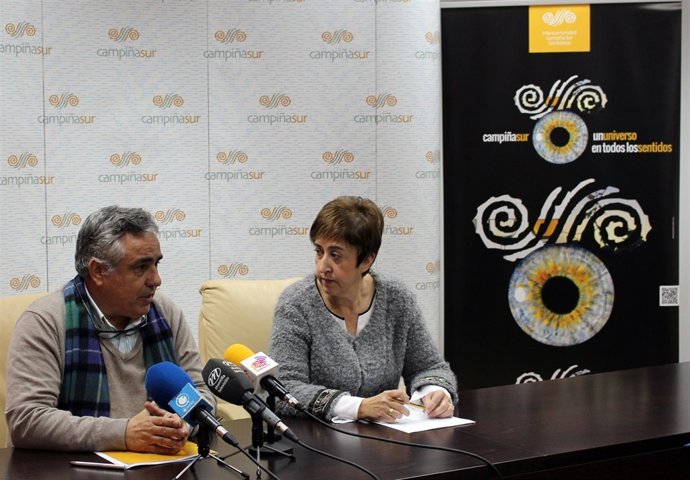 Carmona (dcha.) durante la presentación de las actividades