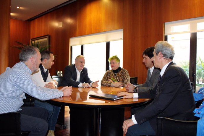 El presidente de la DPH se reúne con empresarios del Alto Gállego.