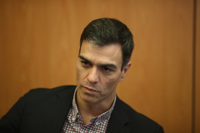 Pedro Sánchez en la reunión con los sindicatos en Ferraz