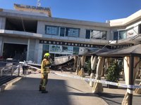 Una valla publicitaria de seis metros de alto cae sobre una cafetería en Orihuela Costa (Alicante)