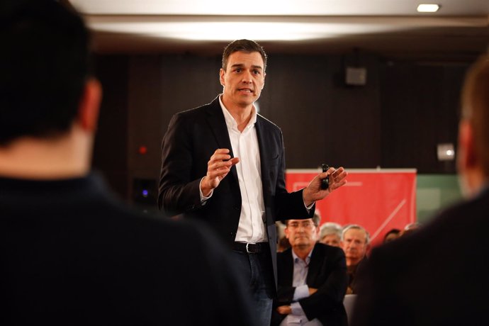 El secretario general del PSOE, Pedro Sánchez, celebra una asamblea en Granada