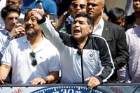 Maradona carga contra la directiva del Sevilla por el fichaje de Montella: "Es una locura"