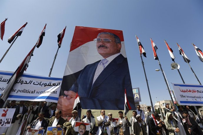 Pancarta con la imagen del ex presidente yemení Alí Abdulá Salé