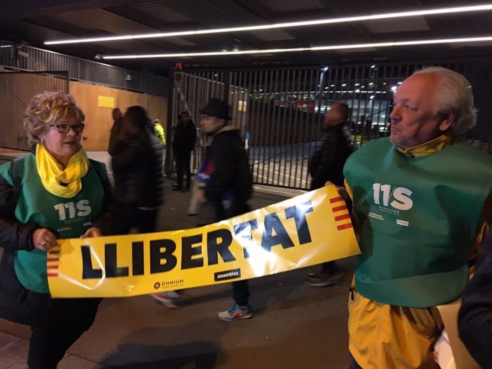Reparten 20.000 banderolas ante el Camp Nou por la libertad de los presos