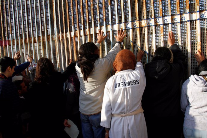 Manifestación de 'dreamers' en la frontera entre EEUU y México