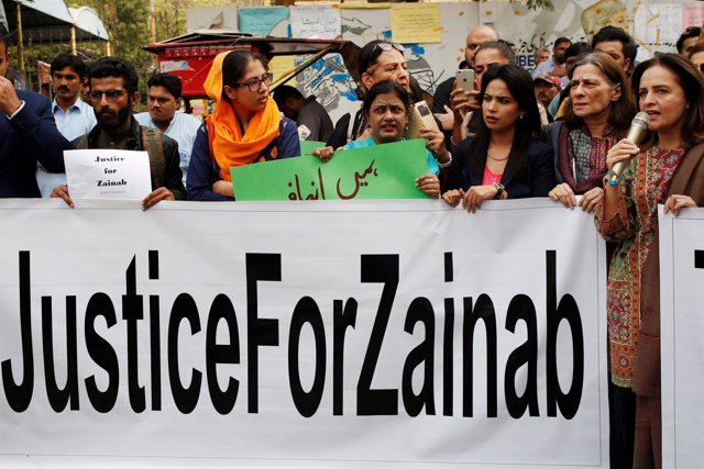 Manifestación en Karachi para condenar la violación y asesinato de Zainab Ansari