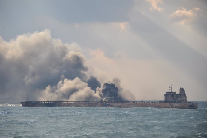 Humo en el petrolero Sanchi