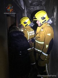 Seis heridos por inhalación de humo en un incendio en una vivienda en Palma