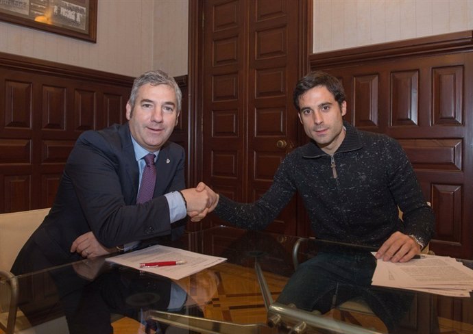 Xabier Etxeita y Josu Urrutia firman la renovación con el Athletic