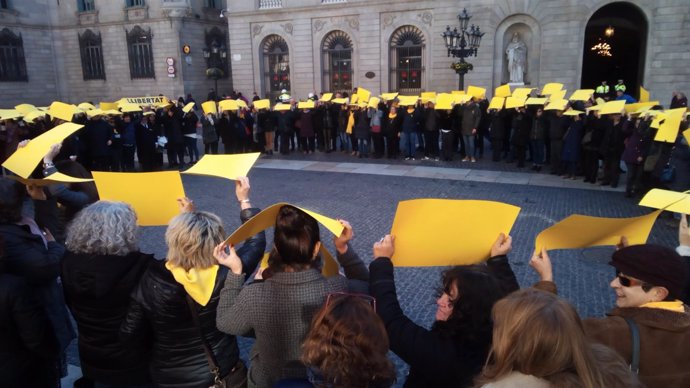 Trabajadores de la Generalitat piden la libertad de los presos soberanistas.