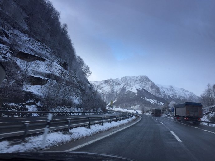Nieve, Huerna, temporal, carreteras asturianas, invierno, cadenas, autopista