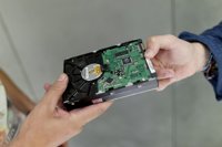 La Policía Nacional detiene a tres personas por distribuir un programa para piratear contenidos de TV de pago