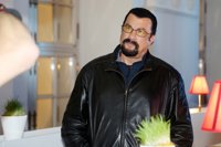 Una modelo acusa a Steven Seagal de violarla en 1993