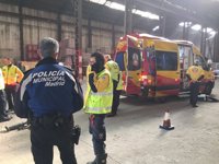 Herido grave un trabajador de 66 al caer desde el tejado de una nave en Vicálvaro