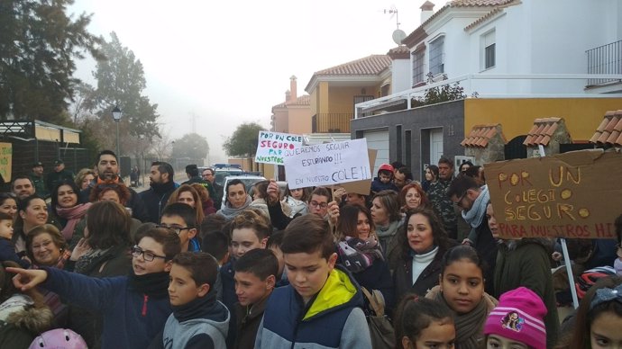 Concentración en El Cuervo por el desplome del colegio.