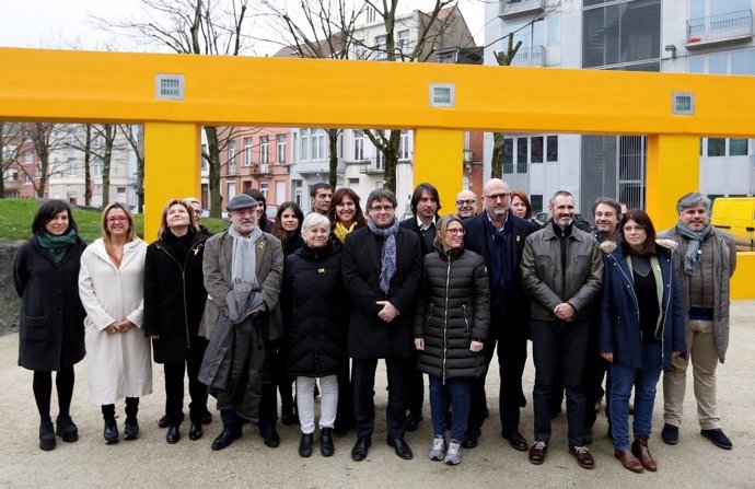Puigdemont posa en Bruselas con el grupo JxCAT