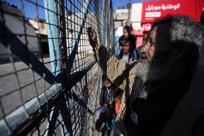 Palestinos en el paso de Rafá para recibir ayuda de la UNRWA