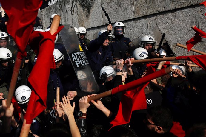 Enfrentamientos entre manifestantes y policías en Atenas