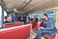 Titsa conmemora sus 40 años con un recorrido por la evolución de la compañía