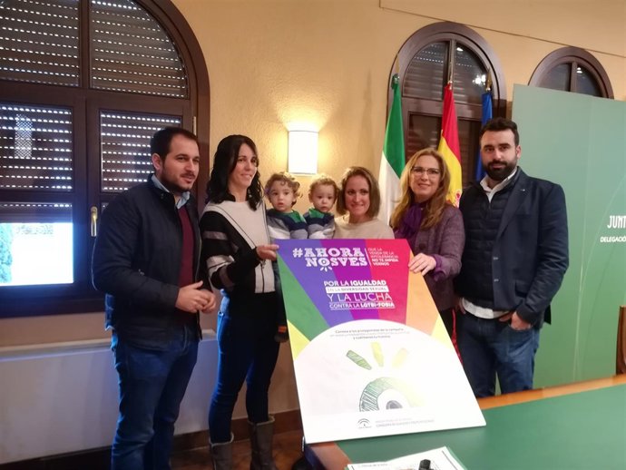 Autoridades en la presentación de la campaña