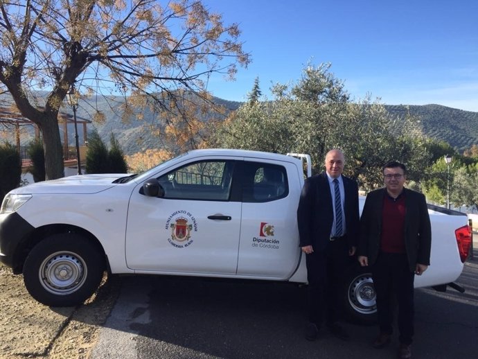 Antonio Ruiz (izda.), junto al vehículo adquirido