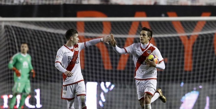 El Rayo rasca un empate con 10 ante el Oviedo