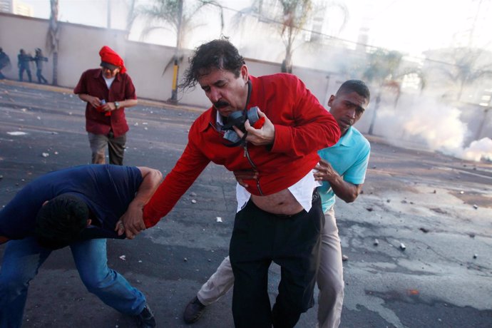 Expresidente Manuel Zelaya afectado por gas lacrimógeno