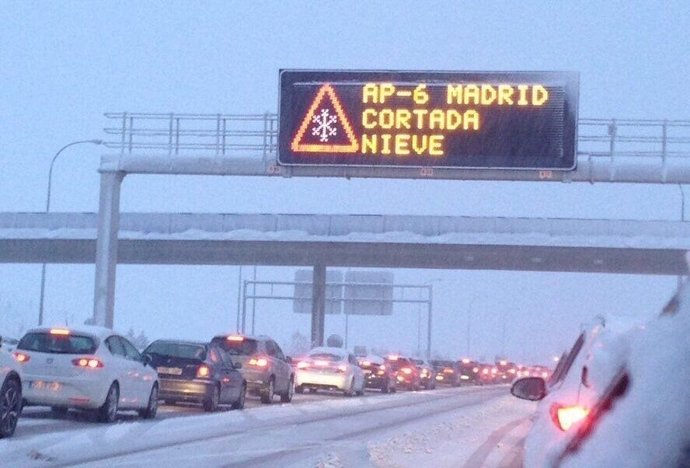 Coches atrapados en la AP-6 por el temporal de nieve