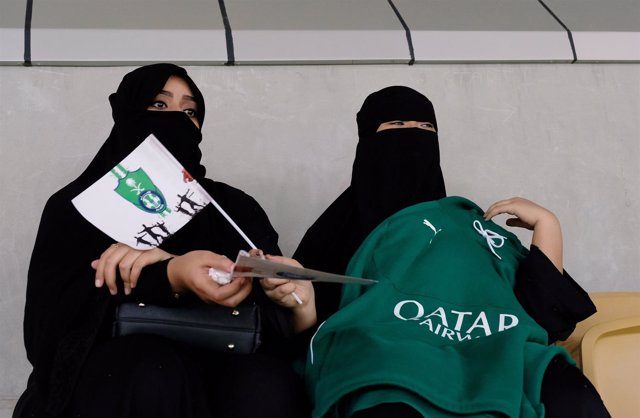 Mujeres saudíes en encuentro de fútbol