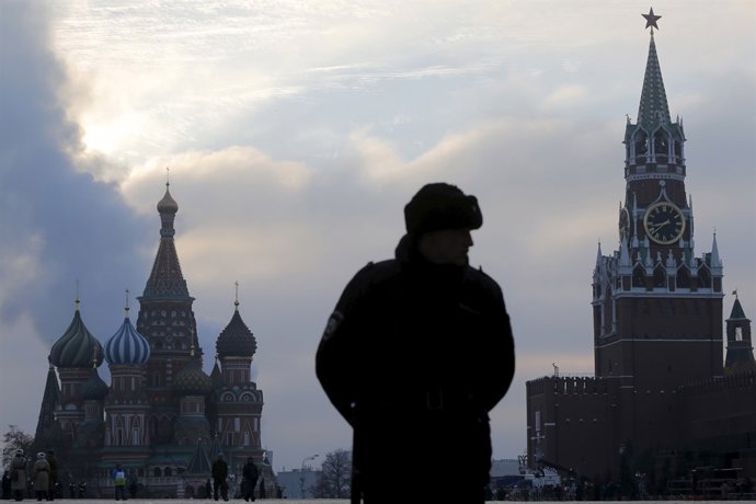 La plaza Roja de Moscú con el Kremlin y la catedral de San Basilio