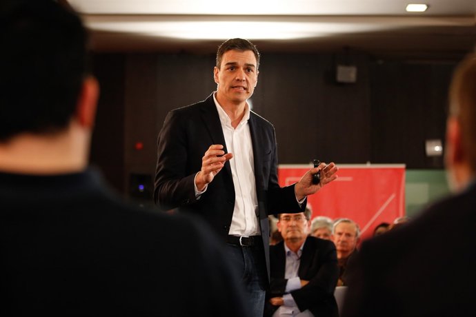 El secretari general del PSOE, Pedro Sánchez, celebra una assemblea a Granada