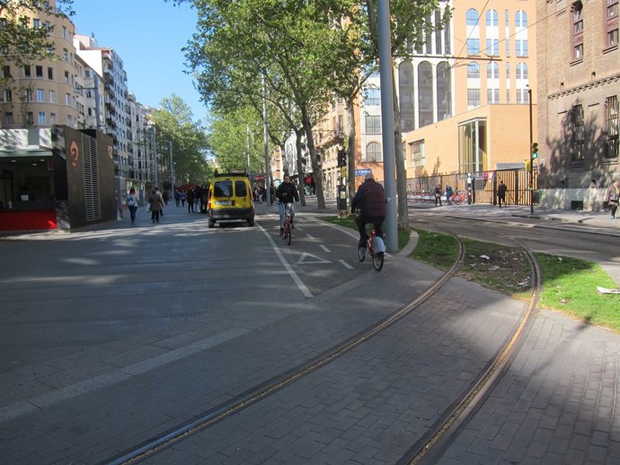 Ciclistes a la Gran Via carril bici                               
