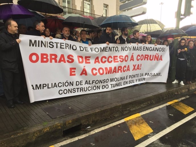 Concentración en A Coruña para reclamar la mejora de los accesos a la ciudad