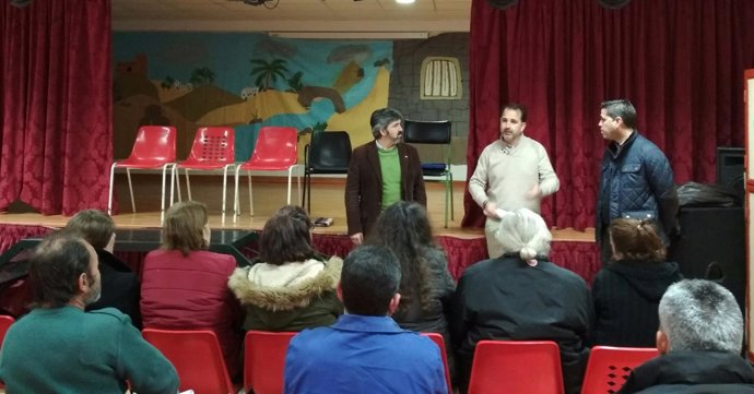 Reunión del alcalde de Coria del Río (Sevilla) con vecinos de La Paz