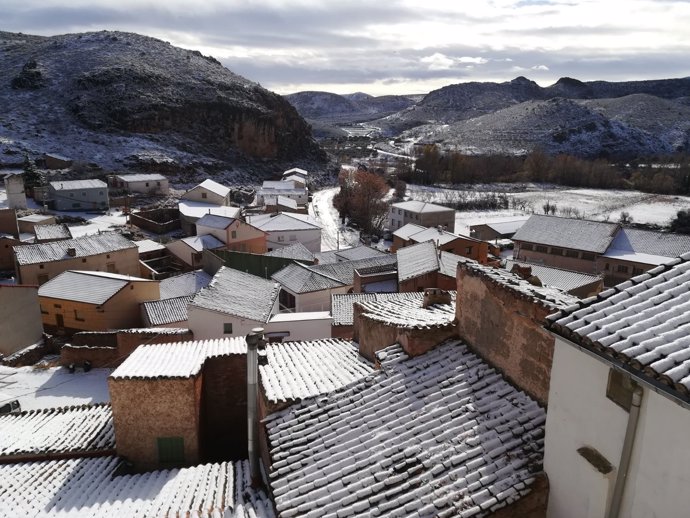 La nieve ha llegado este viernes a los municipios aragoneses, como Tierga