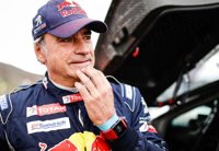 Sainz se pone líder en coches y Barreda da un mordisco a la general en motos