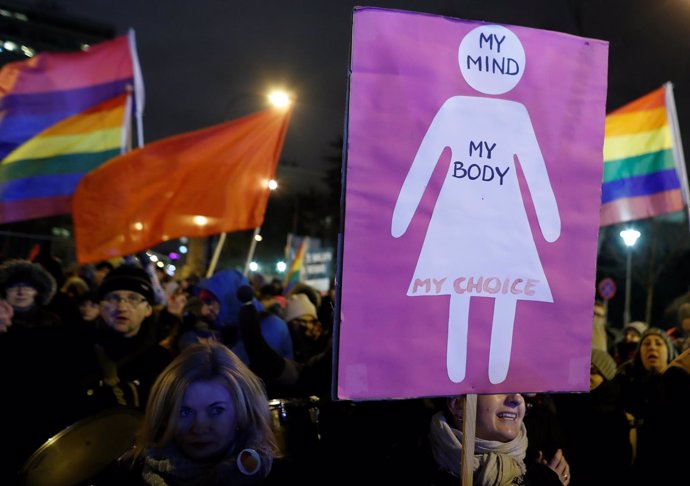 Manifestantes polacos protestan contra las restricciones al aborto