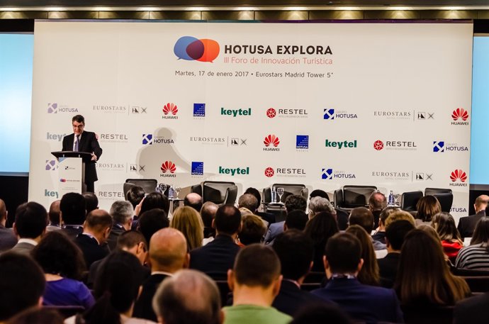 El ministro Nadal inaugura el tercer Hotusa Explora ante más de 600 per