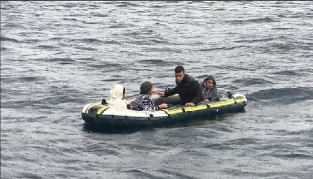 Patera con los cuatro menores rescatados