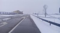 Un total de 17 carreteras permanecen cortadas por la nieve y hielo y en 28 es obligatorio el uso de cadenas