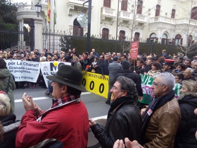 Manifestantes contra el aislamiento ferroviario