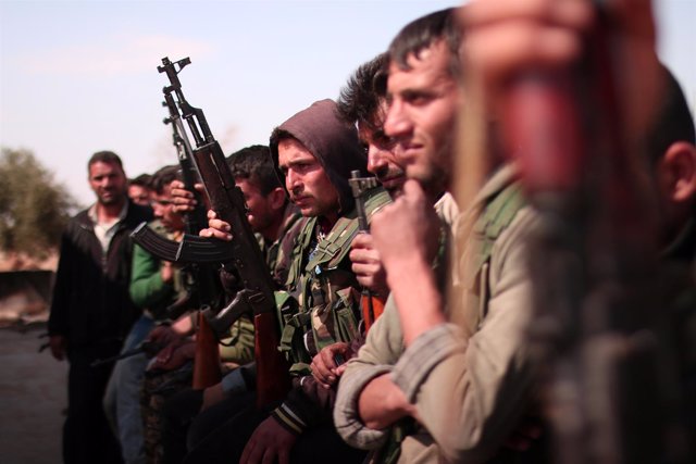 Milicianos de las FDS con sus armas al norte de Raqqa