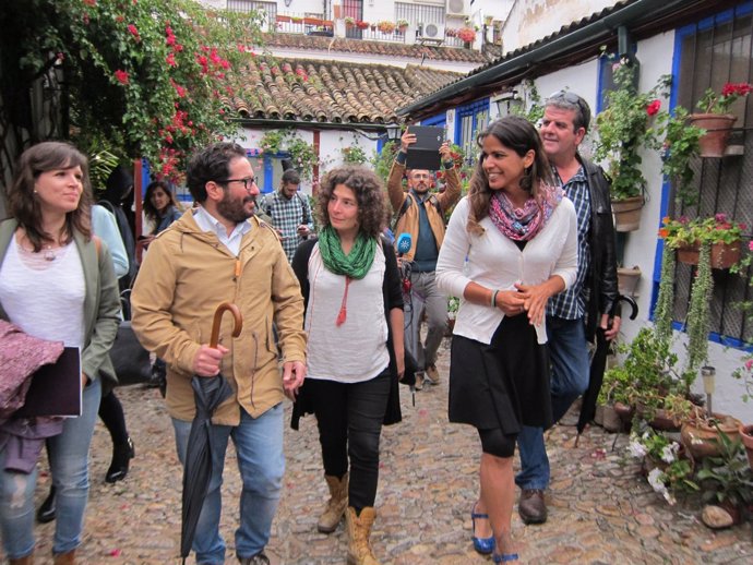 Teresa Rodríguez (dcha.) en un patio de Córdoba con otros dirigentes de Podemos