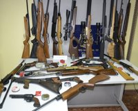 Detenido un vecino de Mieres denunciado por violencia de género con un arsenal de armas