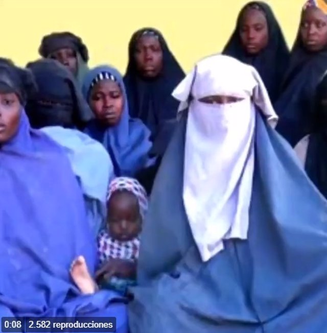 Captura del vídeo difundido de las niñas de Chibok por Boko Haram