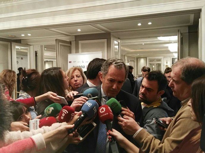 Enrique Ossorio atiende a los medios de comunicación