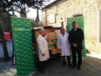 Caja Rural C-LM dona a la ONG 'El Amigo de los Pobres' casi una tonelada de alimentos, que entregará el próximo día 25