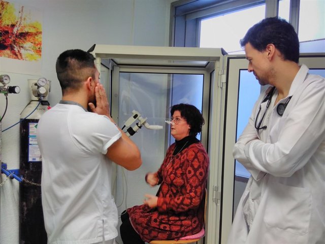 M.López-Meseguer con la paciente E.Cotano y un enfermero en una prueba