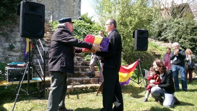 Entrega de los restos de una de las familias represaliadas en Valdenoceda.