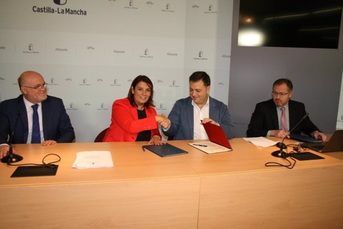 Serrano y García Élez en la firma del acuerdo